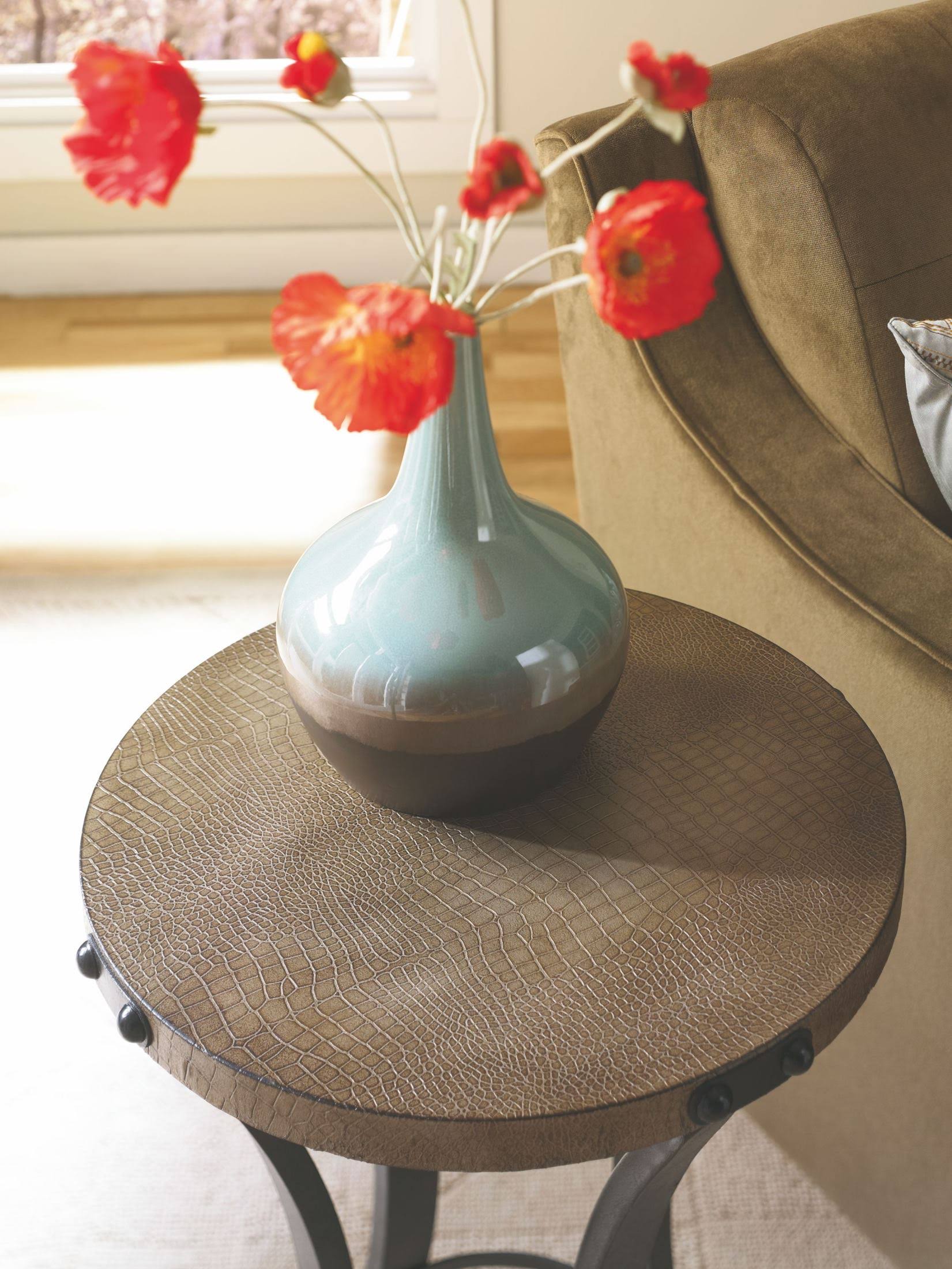 Round Accent Table J933