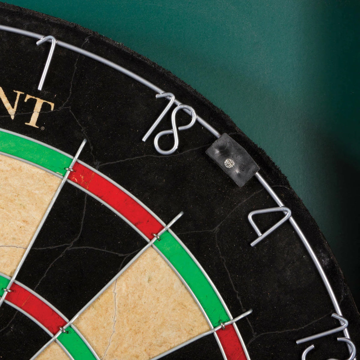 Derbyshire Dartboard & Cabinet Set Z65704