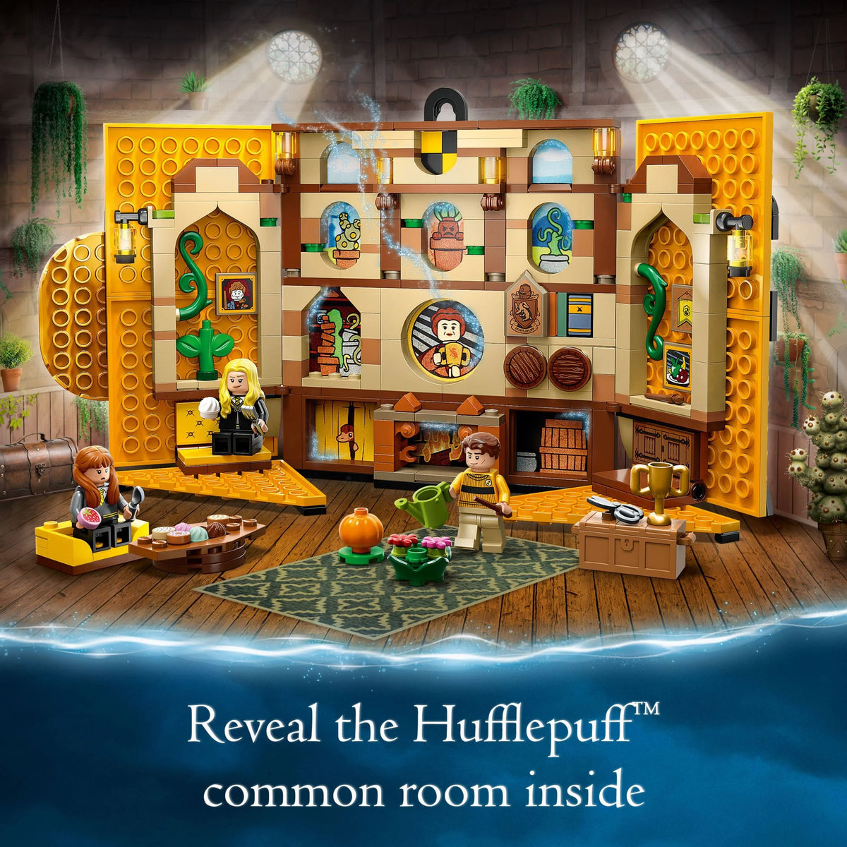 LEGO Harry Potter Hufflepuff House Banner 76412 - Hogwarts Castle Common Room Toy or Wall Decoration, Set with 3 Minifigures and Mandrake, Collectible Travel Toys, Great Gift for Boys, Girls, or Kids G170